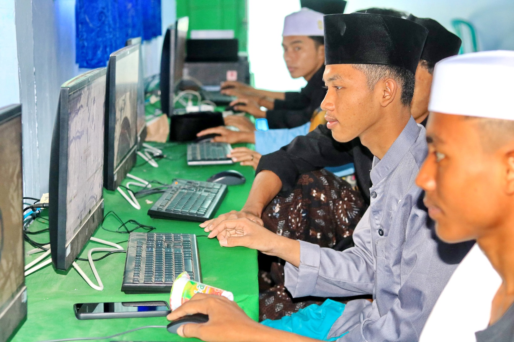ANTUSIAS: Sejumlah santri Pondok Pesantren Najmul Ulum Al-Mursyidiyah mengoperasikan komputer saat belajar desain grafis. (PONPES NAJMUL ULUM AL-MURSYIDIYAH)