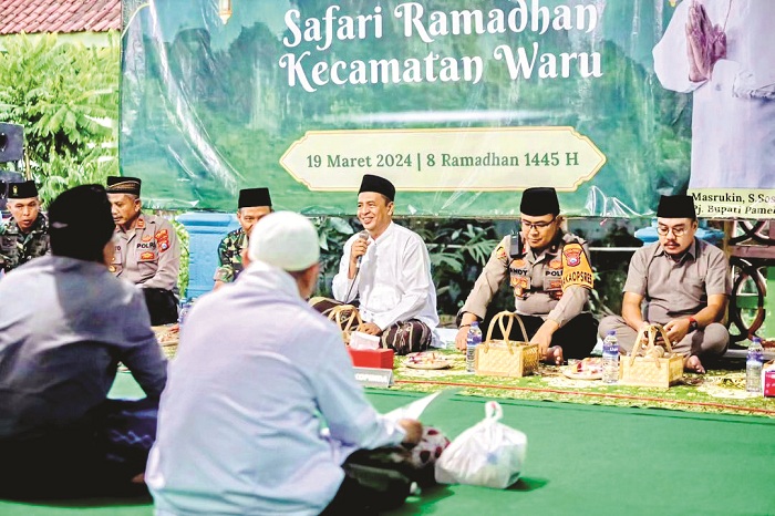 TAMPUNG ASPIRASI: Pj Bupati Pamekasan Masrukin (pegang mik) menyampaikan sambutan di kegiatan Safari Ramadan di Kecamatan Waru, Selasa (19/3). (FORKOPIMDA UNTUK JPRM)