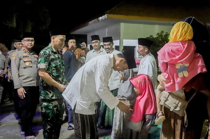 SIMPATI: Pj Bupati Pamekasan Masrukin menyarahkan santunan kepada anak yatim saat giat Safari Ramadan di Kecamatan Pakong, Selasa (19/3). (FORKOPIMDA UNTUK JPRM)