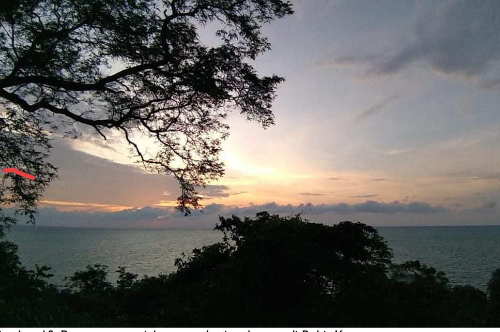 Pemandangan Matahari Tenggelam di Bukit Keramat, Pulau Masakambing