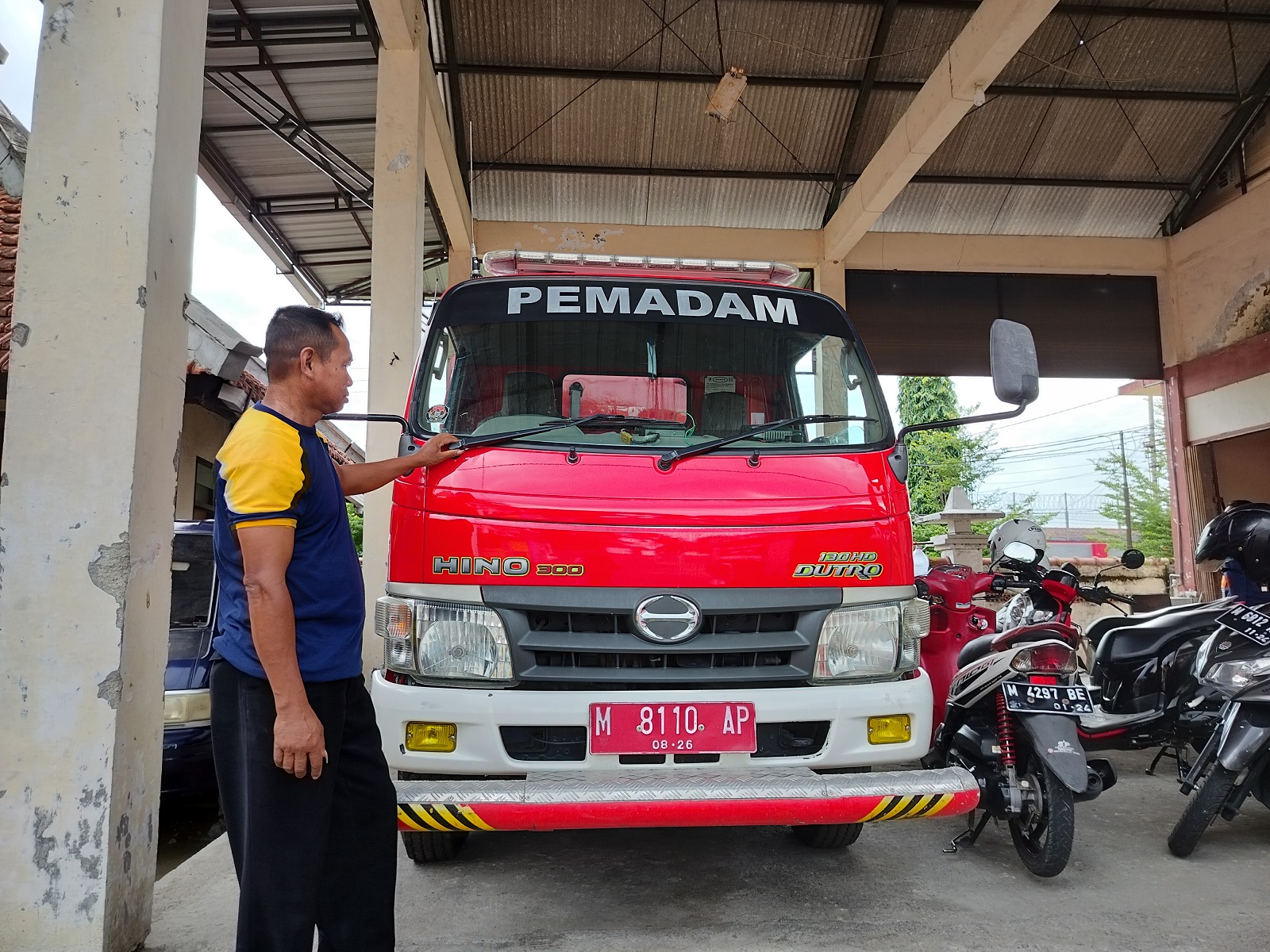 PERAWATAN RUTIN: Petugas damkar mengecek armada damkar Minggu (4/2). (LAILIYATUN NURIYAH/JPRM)