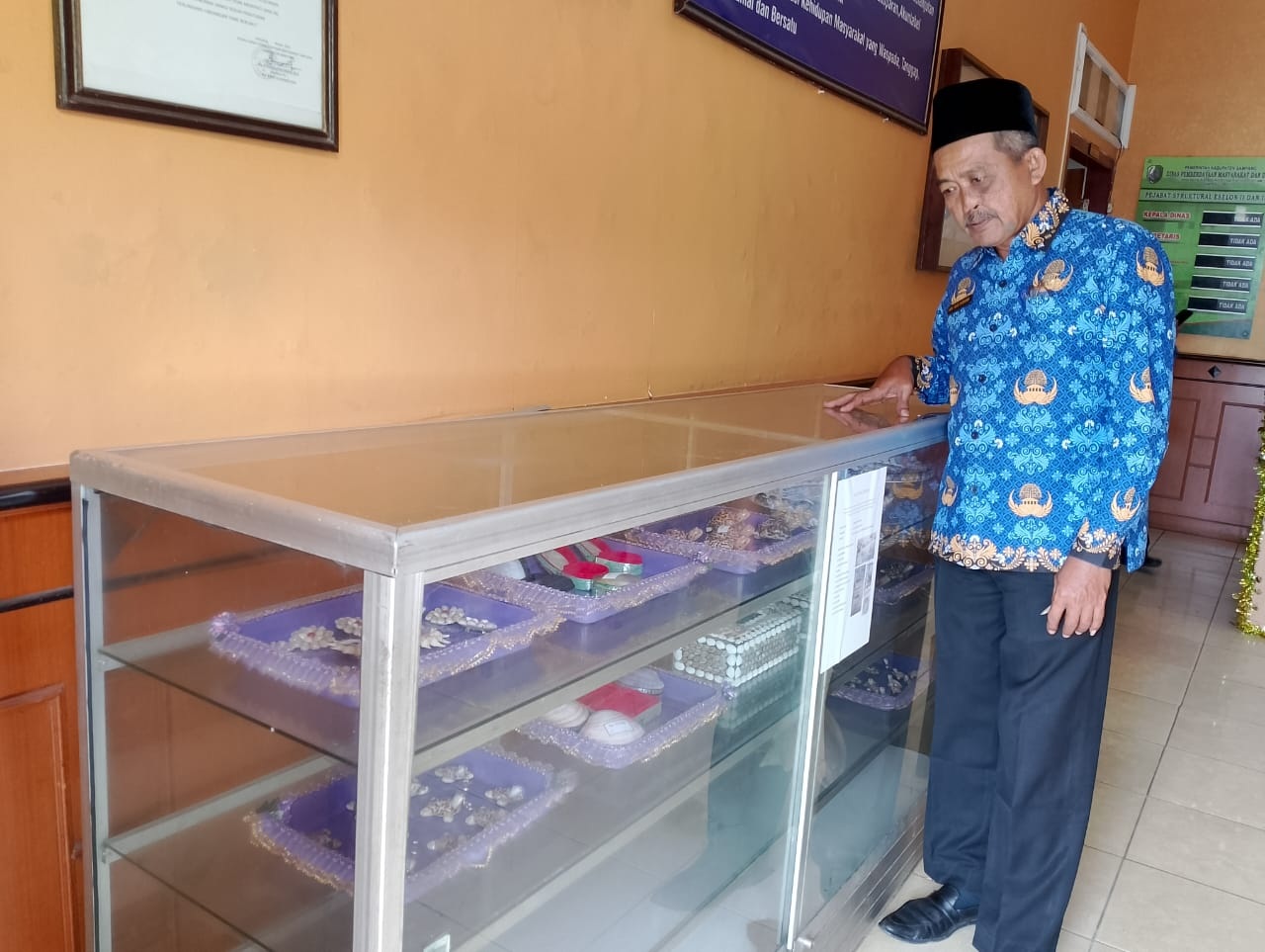 PRODUKTIF: Pegawai DPMD Sampang menunjukkan produk hasil produksi BUMDes yang dipajang di kantornya, Senin (18/3).