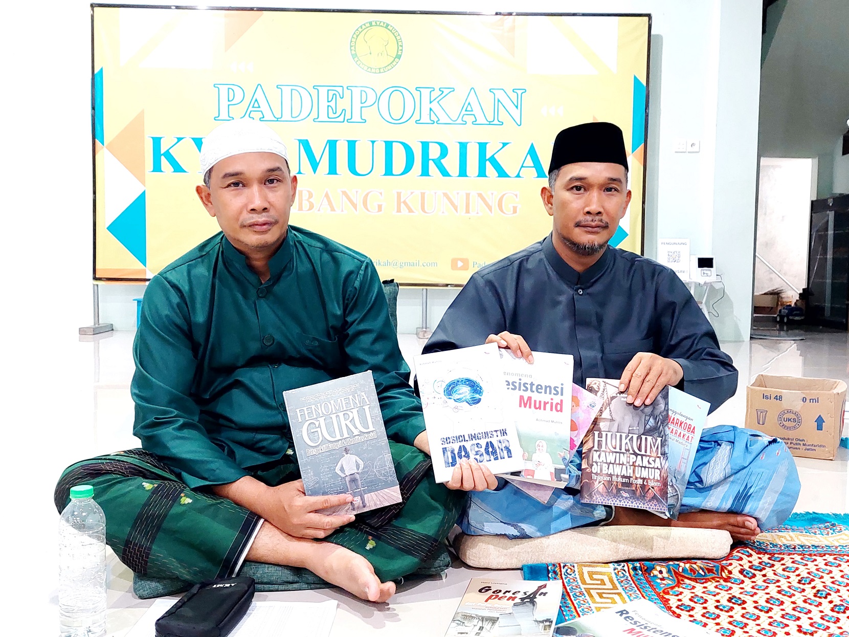 PRODUKTIF: Mohammad Holis (kiri) dan Achmad Muhlis menunjukkan buku karyanya di Kantor Islamic Boarding School Padepokan Kyai Mudrikah Kembang Kuning (IBS PKMKK), Rabu (20/3). (LAILIYATUN N/JPRM)