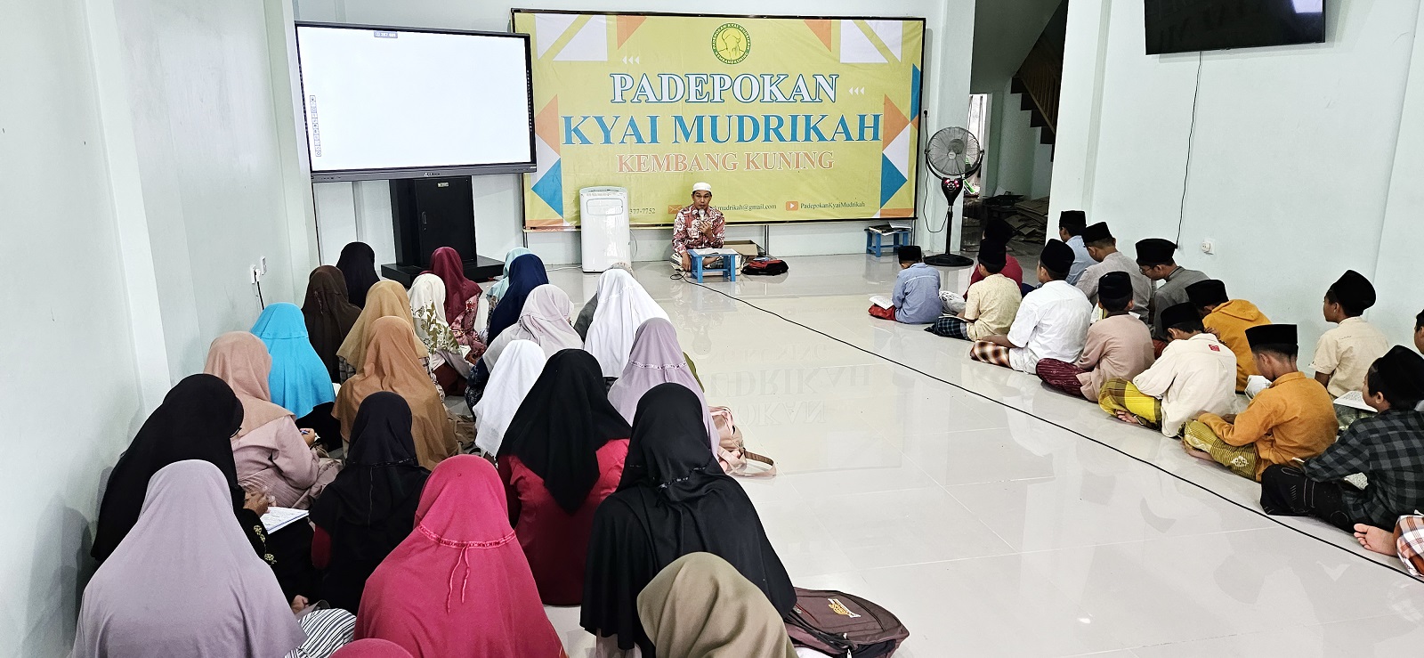 EDUKATIF: Mohammad Holis mendampingi kegiatan pembelajaran tajwid Al-Qur&rsquo;an di IBS PKMKK. (IBS PKMKK UNTUK JPRM)