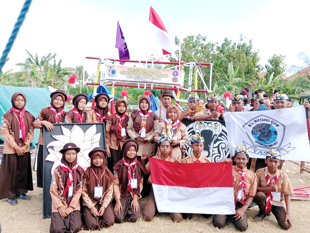 PESANTREN DISIPLIN: Tim Pramuka MTs Miftahul Ulum berfoto bersama setelah kegiatan di Bumi Perkemahan, Kecamatan Ambunten. (MTS MIFTAHUL ULUM UNTUK JPRM)
