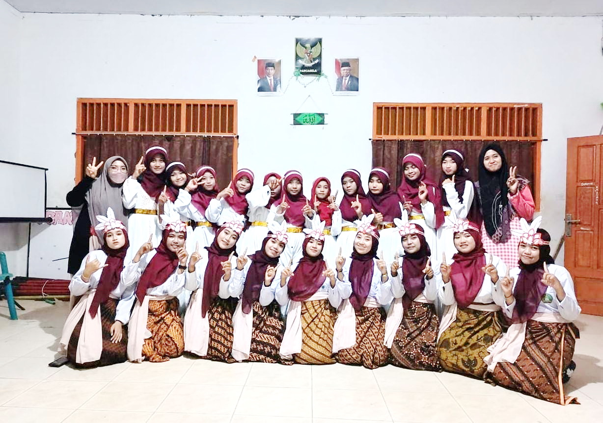 KREATIF: Tim pemandu suara MTs Miftahul Ulum ikut serta dalam lomba di Kecamatan Ambunten. (MTS MIFTAHUL ULUM UNTUK JPRM)