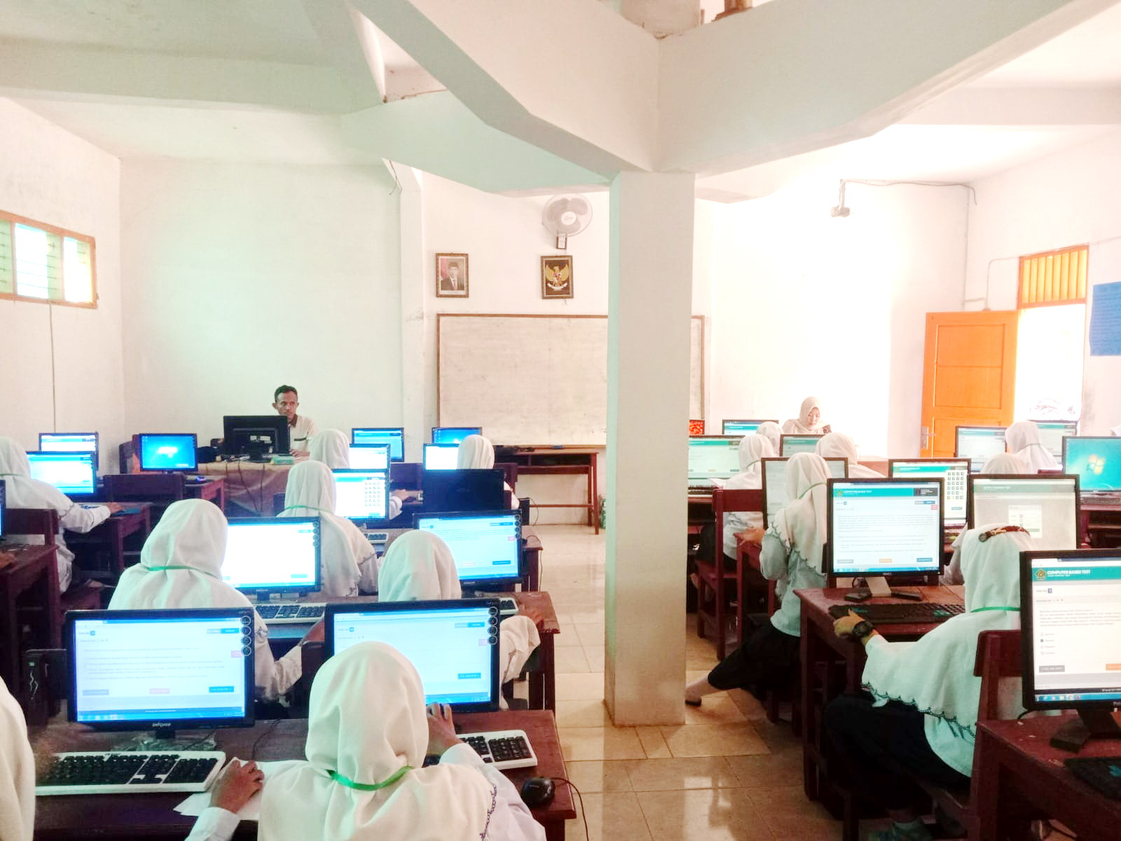 SERIUS: Siswi MTs Miftahul Ulum mengoperasikan komputer di laboratorium komputer. (MTS MIFTAHUL ULUM UNTUK JPRM)