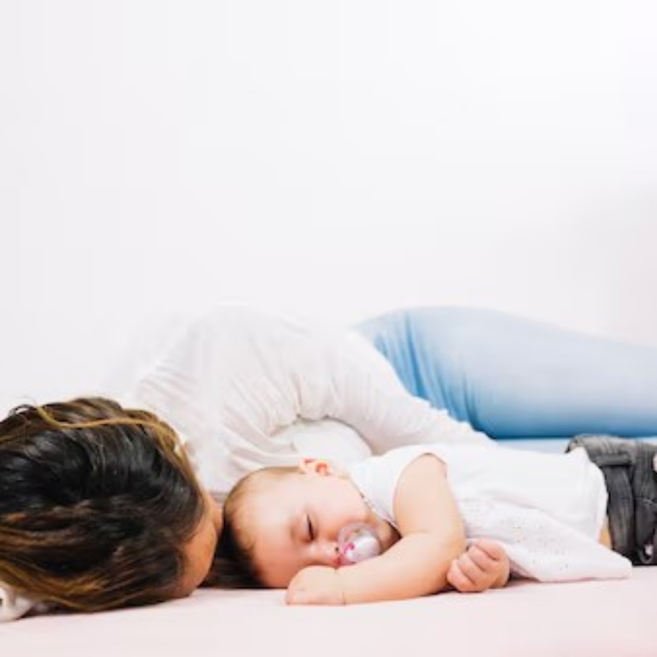 Menidurkan bayi dengan lagu nina bobo sangat bermanfaat.