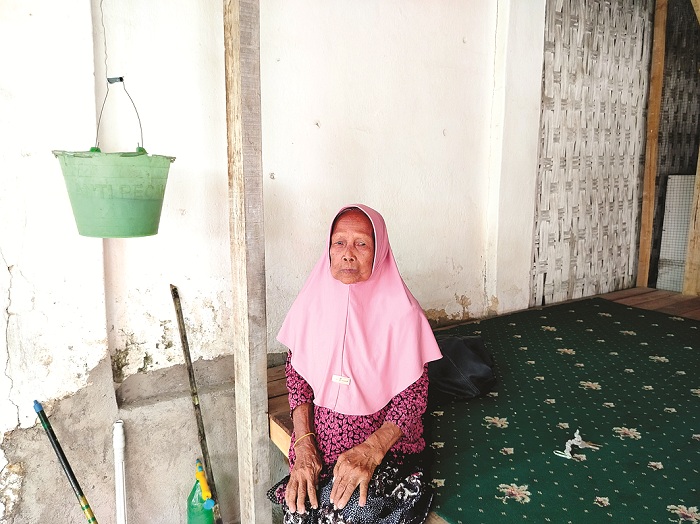 NESTAPA: Bahriyah saat ditemui di kediamannya di Kelurahan Gladak Anyar, Pamekasan, Senin (25/3). (LAILIYATUN NURIYAH/JPRM)