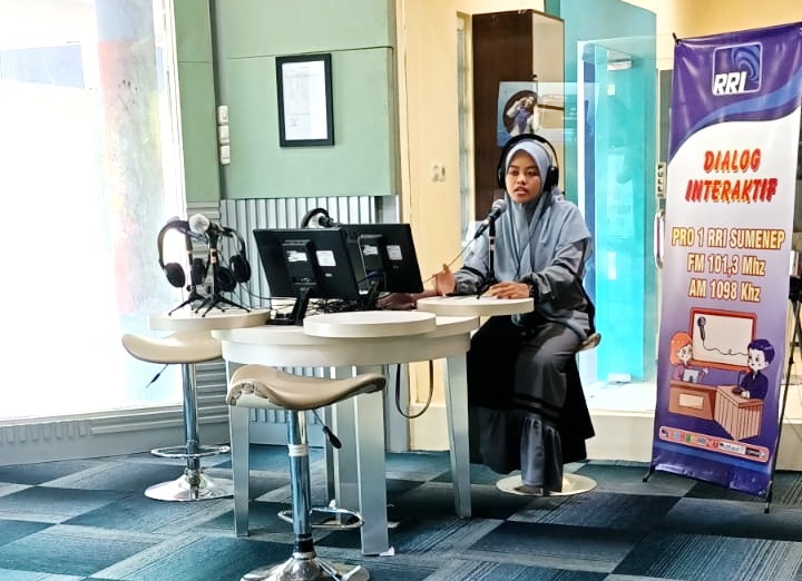 BERWAWASAN: Shofiatul Ummah menjadi narasumber RRI Sumenep. (SHOFIATUL UMMAH UNTUK JPRM)