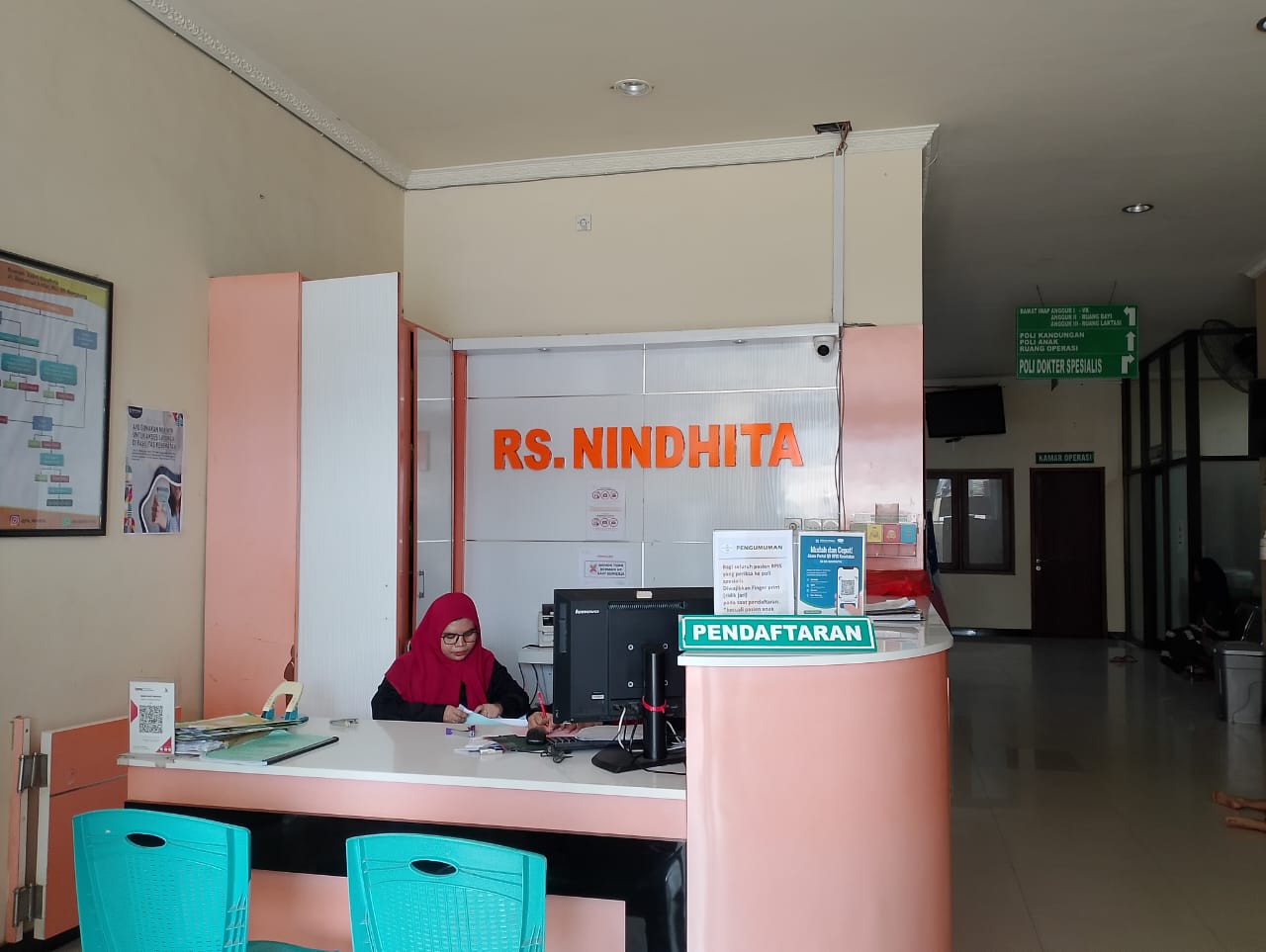 BERTUGAS: Karyawan RS Nindhita Sampang bertugas di ruang resepsionis, Senin (25/3). (UBAIDILLAHIR RA&rsquo;IE/JPRM)