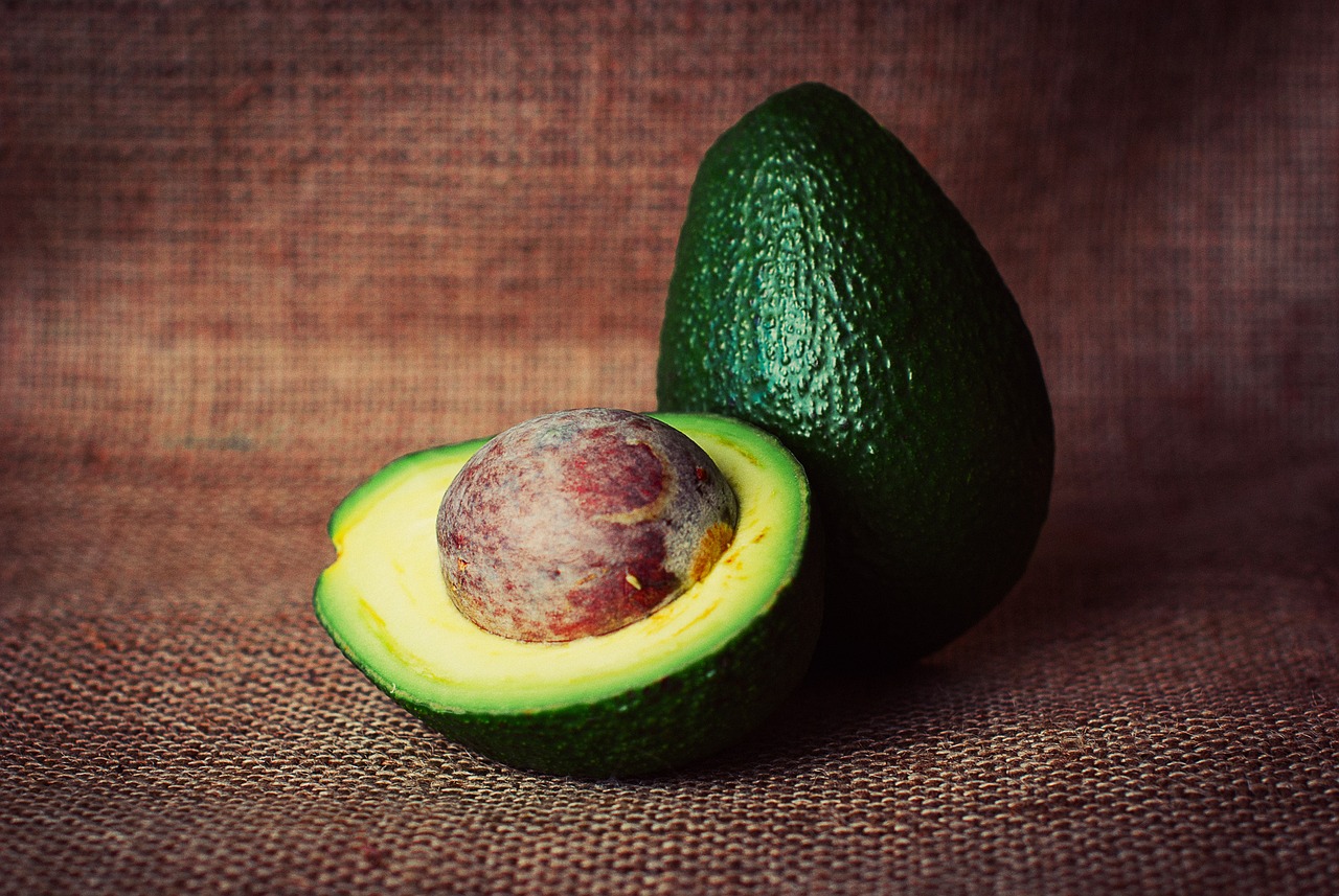 Ternyata kandungan vitamin E pada  buah alpukat baik untuk kesehatan kuit