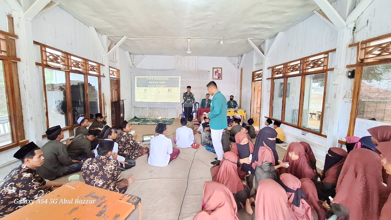 BELAJAR: Siswa Madrasah Diniyah Mambaul Ulum Al Kholili bekerja sama dengan PGMNI Jatim menyelenggarakan penyuluhan hidup sehat dan bersih oleh mahasiswa Bidang Farmasi Universitas Islam Madura (UIM).