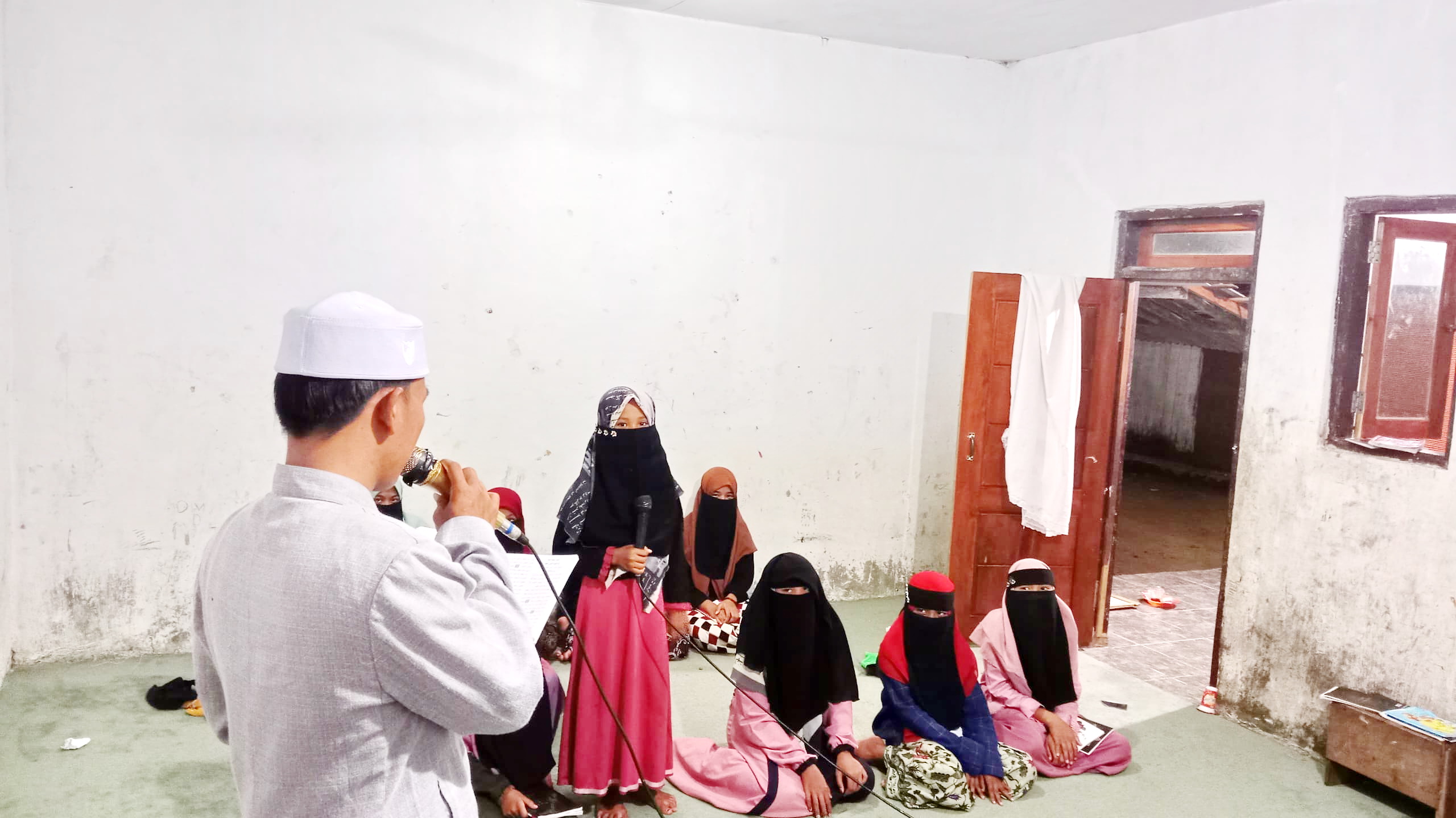TAMBAH PENGETAHUAN: Siswa kelas 4 Madrasah Diniyah Mambaul Ulum Al Kholili mengikuti kegiatan ekstrakurikuler risalatul istihadah. (K AHMAD SYAHIN JALAL UNTUK JPRM)