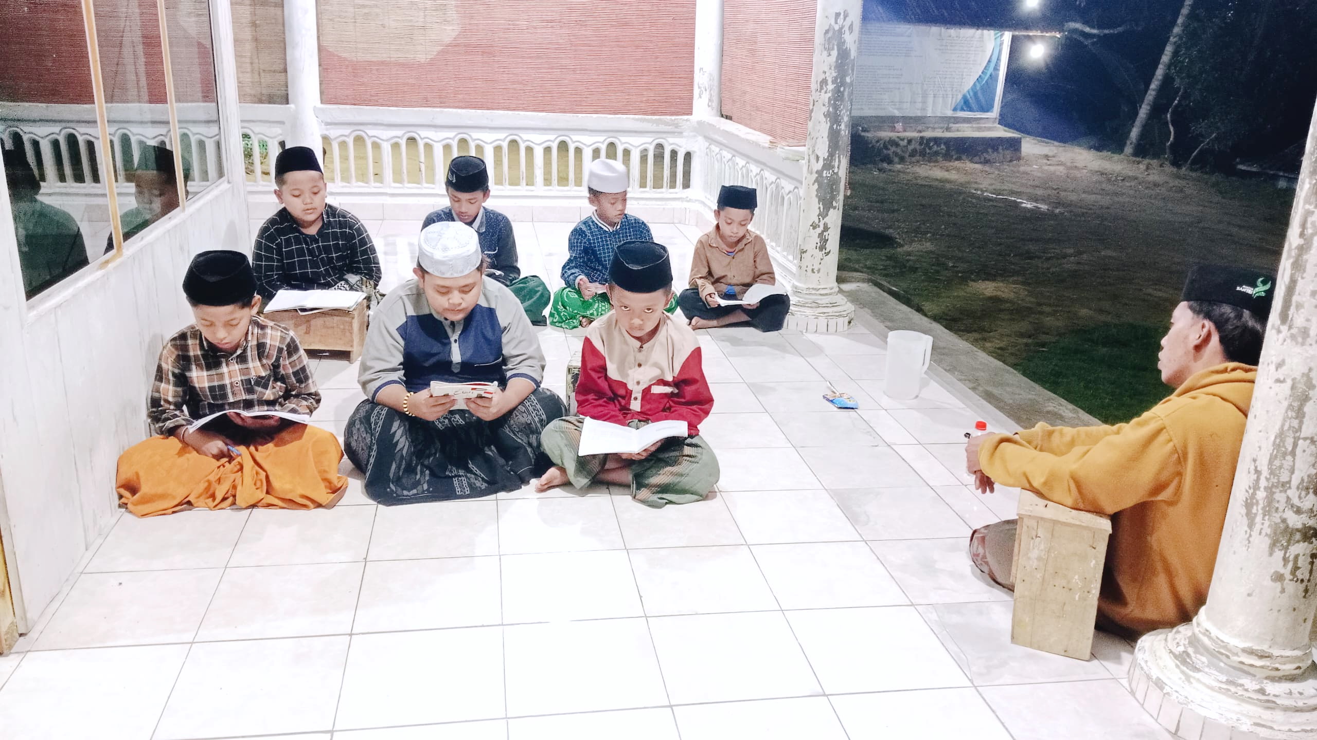 BELAJAR CEPAT: Siswa kelas 3 madrasah diniyah sedang mempelajari cara cepat baca kitab kuning dengan metode Al-Fatih. (K AHMAD SYAHIN JALAL UNTUK JPRM)
