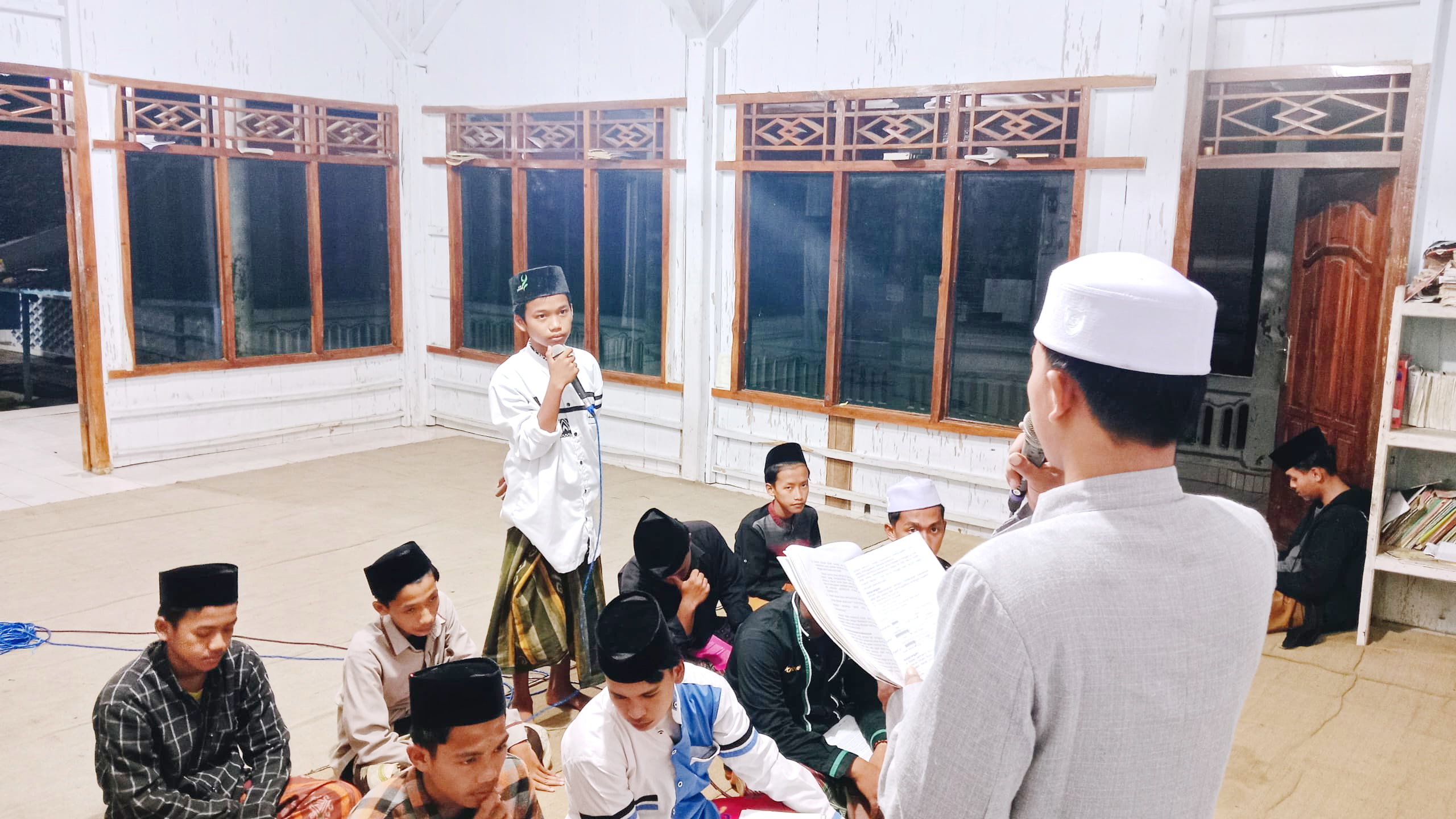 PROGRAM LANJUTAN: Siswa kelas 5 madrasah diniyah belajar ilmu fikih dengan metode fikih praktis. (K AHMAD SYAHIN JALAL UNTUK JPRM)