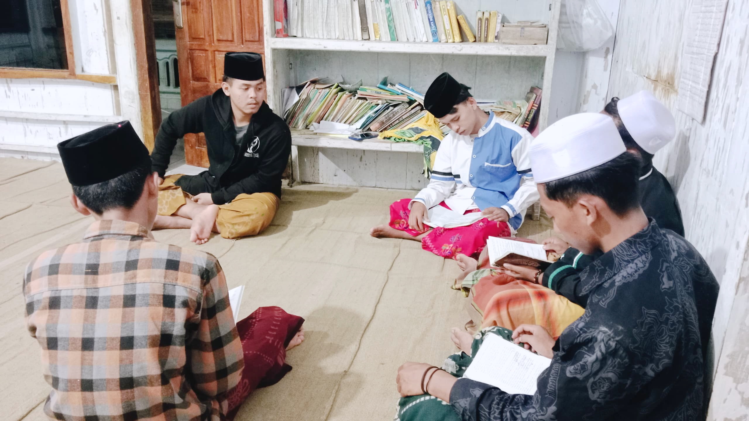 SERIUS: Murid kelas 6 madrasah diniyah belajar ilmu tauhid, fikih, dan tasawuf menggunakan Kitab Sabilul Jannah. (K AHMAD SYAHIN JALAL UNTUK JPRM)