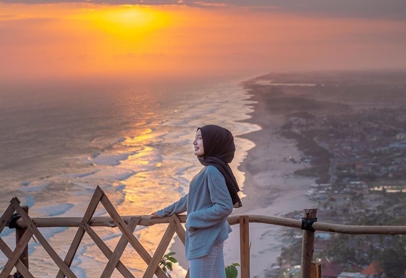 Pengunjung Sedang Menikmati Sunset di Bukit Shoka Jogja