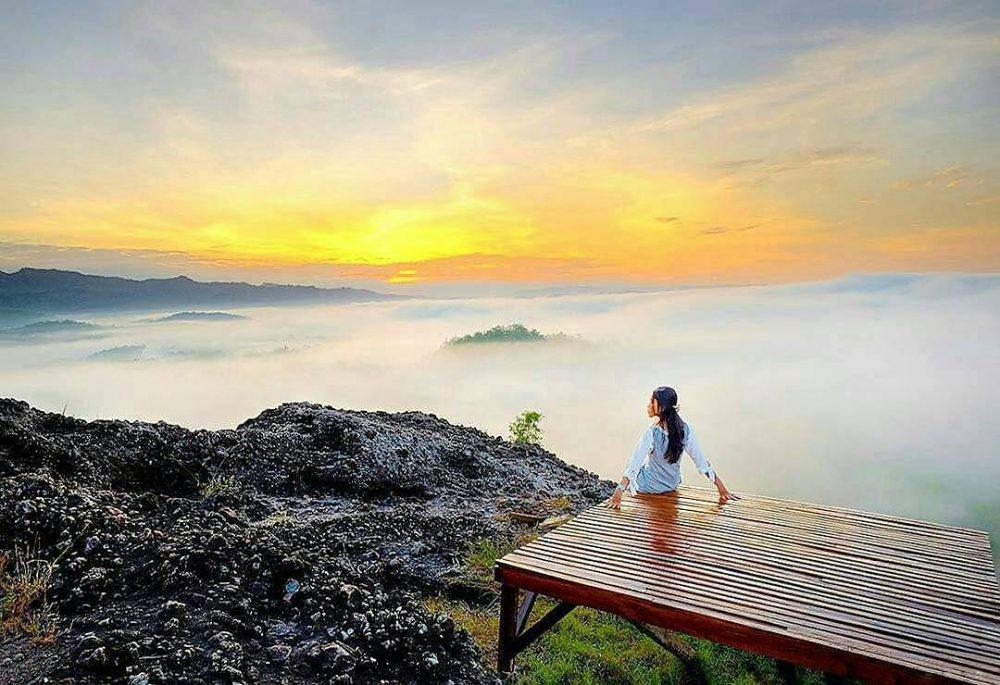 Pengunjung Sedang Menikmati Pagi di Gunung Ireng Yogyakarta