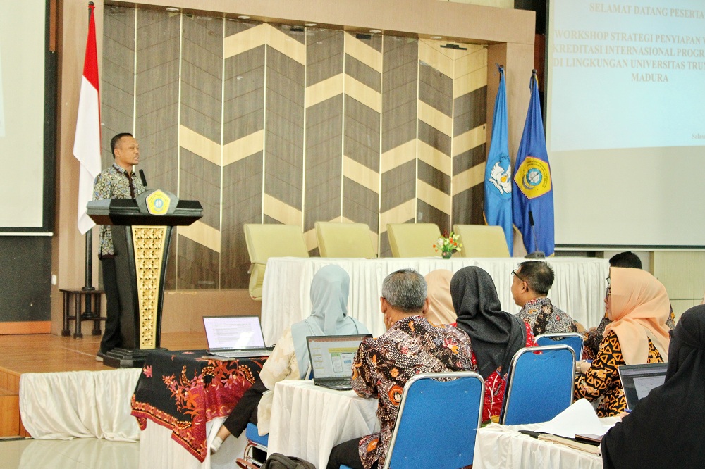 VISIONER: Rektor UTM Safi&rsquo; menyampaikan sambutan saat workshop Strategi Penyiapan Visitasi Akreditasi Internasional Program Studi di Aula Syaichona Muhammad Kholil, Selasa (26/3). (VIVIN AGUSTIN/JPRM)