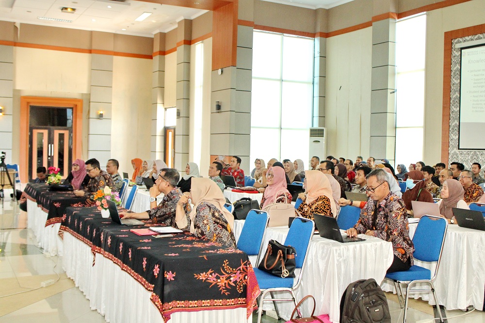 FOKUS: Jajaran civitas academica UTM mengikuti workshop Strategi Penyiapan Visitasi Akreditasi Internasional Program Studi di Aula Syaichona Muhammad Kholil, Selasa (26/3). (VIVIN AGUSTIN H/JPRM)