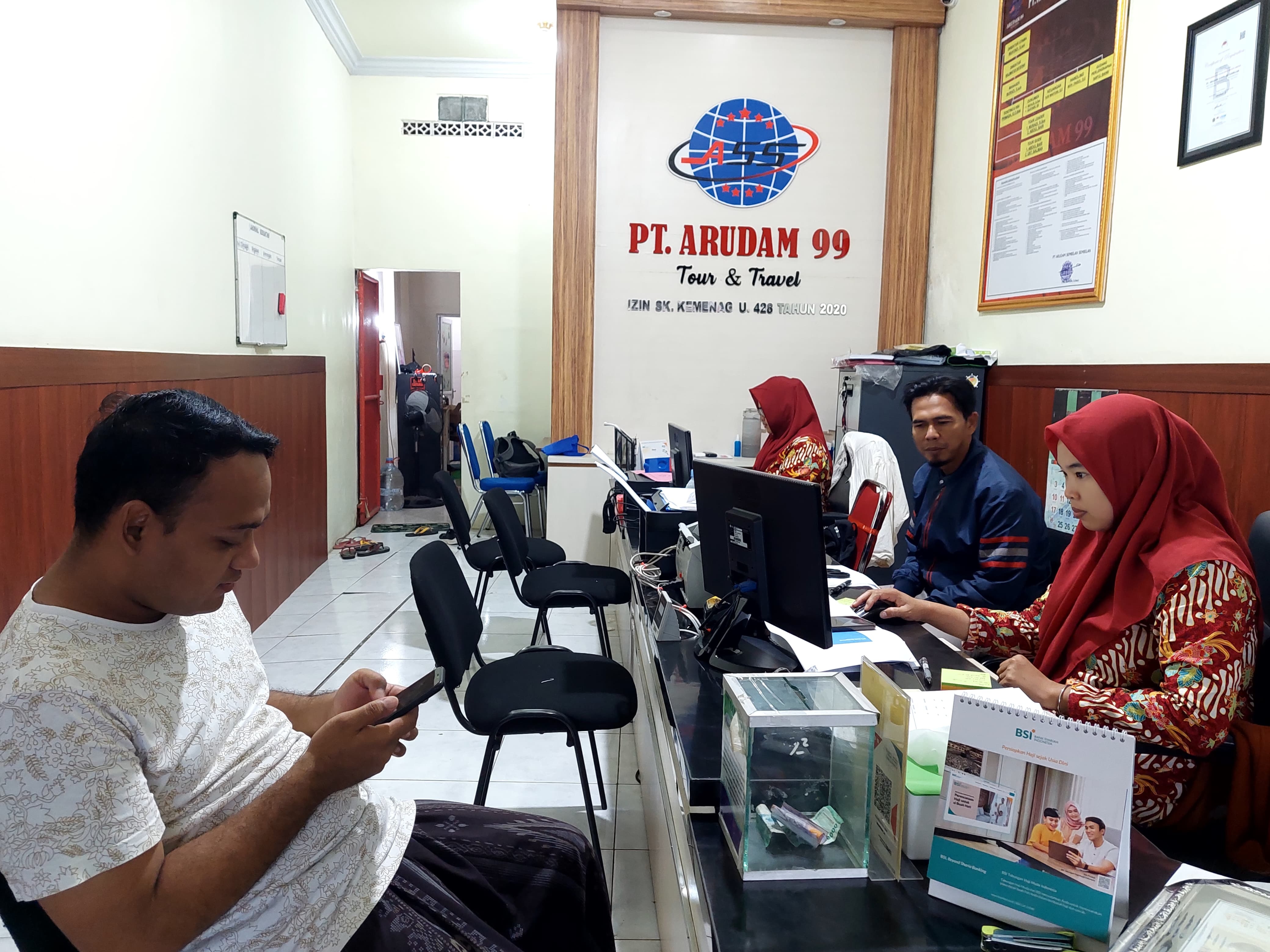 OPTIMAL: Pelayanan di PT Arudam 99 Tour & Travel di Jalan Stadion, Kelurahan Barurambat Kota, Kecamatan Pamekasan, Kamis (28/3).