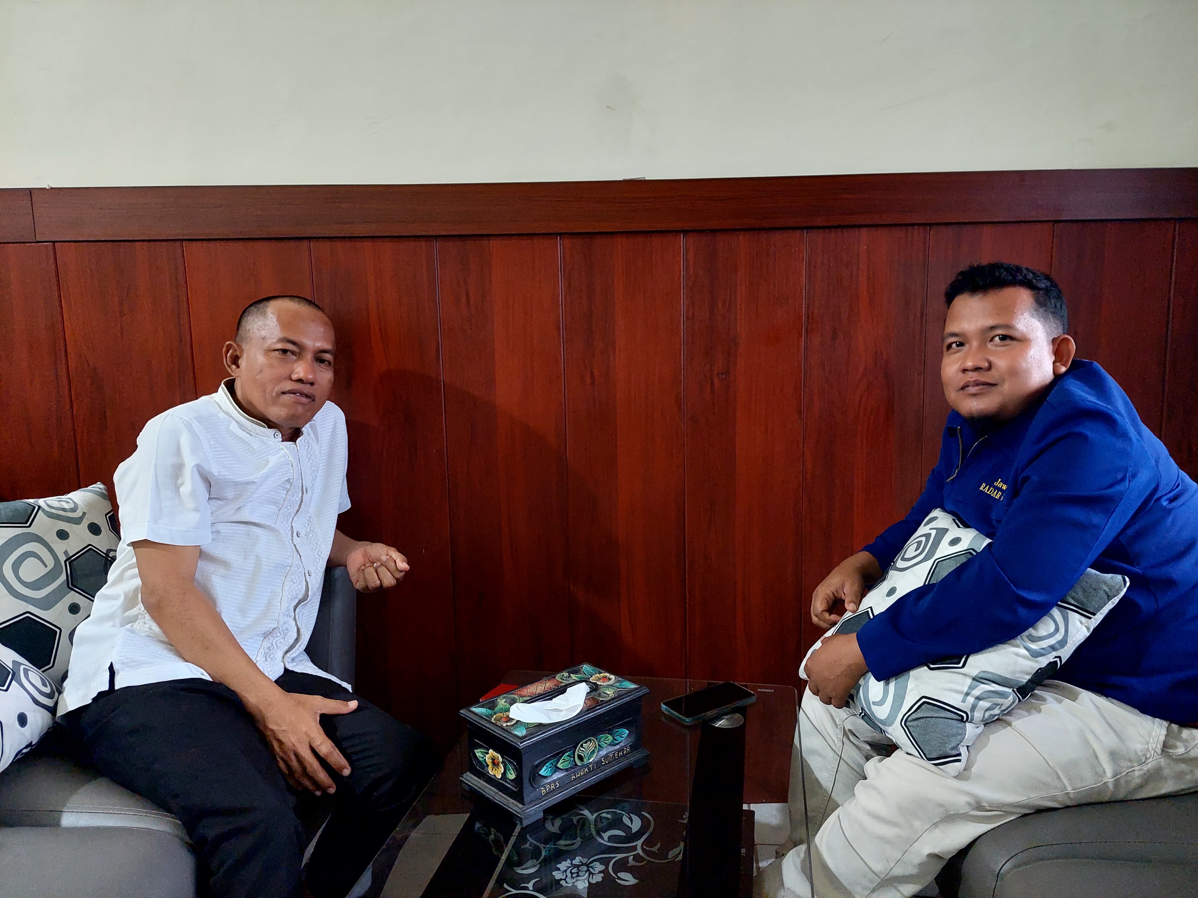 MITRA STRATEGIS: Kepala Biro JPRM Pamekasan Moh. Subhan berfoto bersama Dirut PT Arudam 99 Tour & Travel H. Muhtadi, S.Sos di kantornya yang terletak di Jalan Stadion, Kelurahan Barurambat Kota.