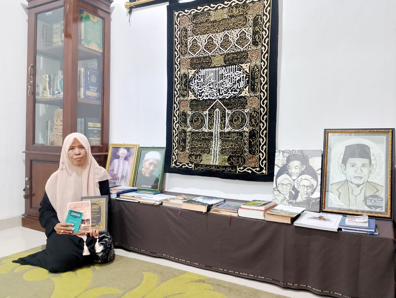 AKTIF: Neng Rukkiyati Bukhori menunjukkan kitab peninggalan Syaikhona Muhammad Kholil Bangkalan yang dijadikan media panduan dakwah bagi santri dan masyarakat di Ponpes Mambaul Maarif, Banyuates.