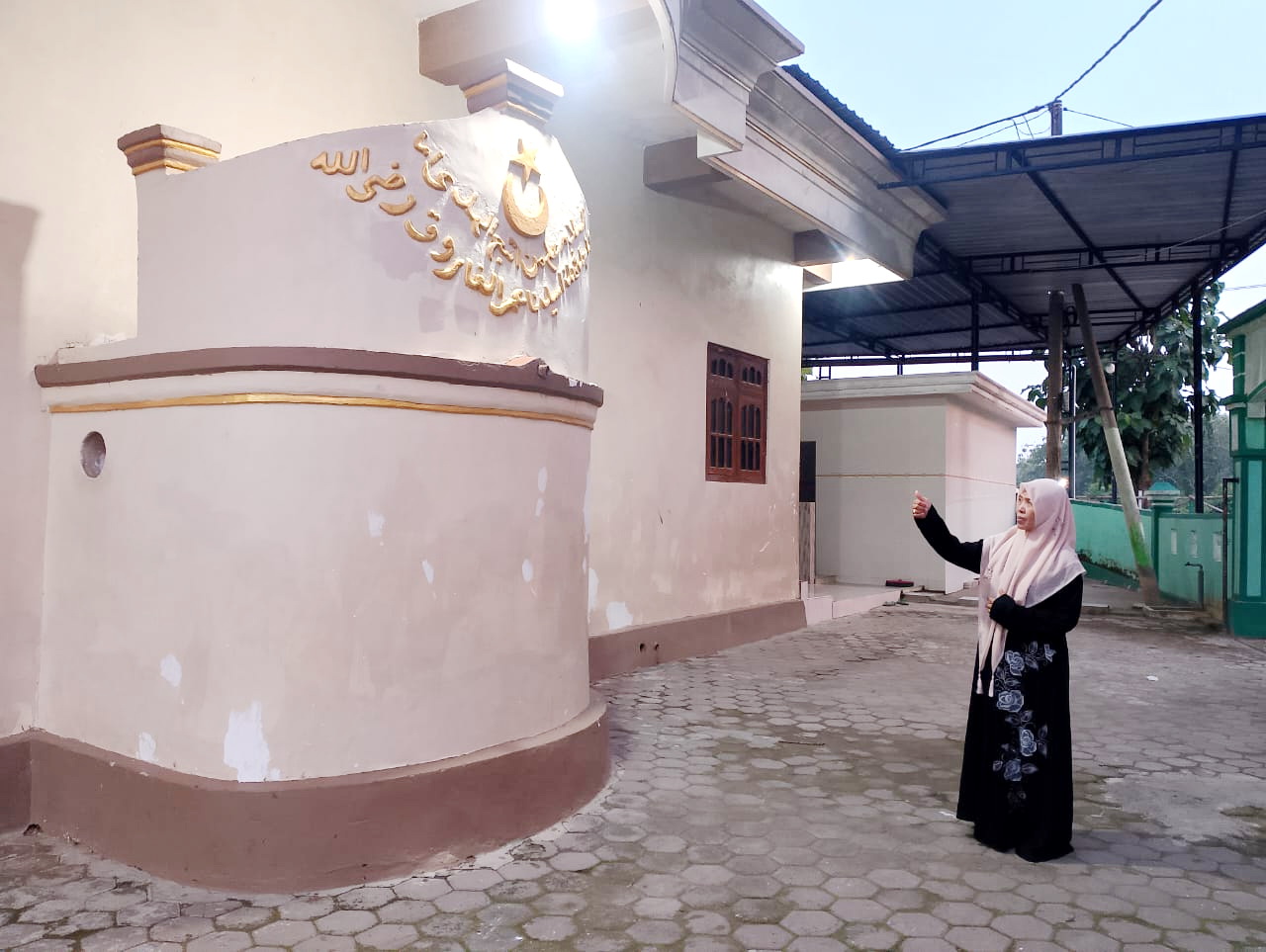 SAKRAL: Neng Rukkiyati menunjukkan kubah masjid tempat imam yang didirikan Syaikhona Muhammad Kholil Bangkalan di Ponpes Mambaul Maarif, Banyuates, Sampang, Jumat (22/3).