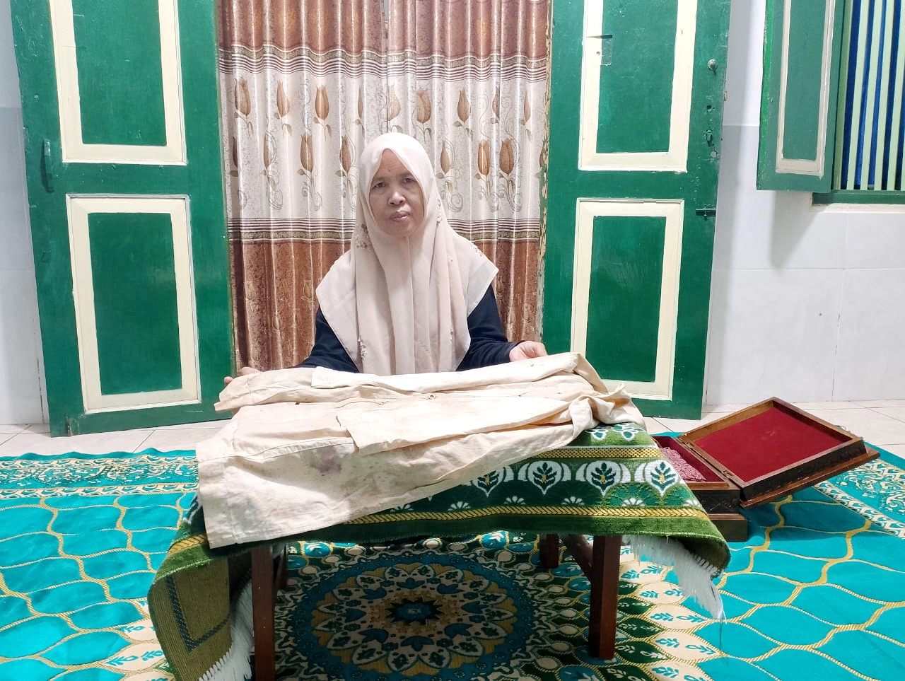 BERSEJARAH: Neng Rukkiyati Bukhori menunjukkan rasoghan Syaikhona Muhammad Kholil Bangkalan yang disimpan di Ponpes Mambaul Maarif, Banyuates, Sampang, Jumat (22/3).&nbsp;