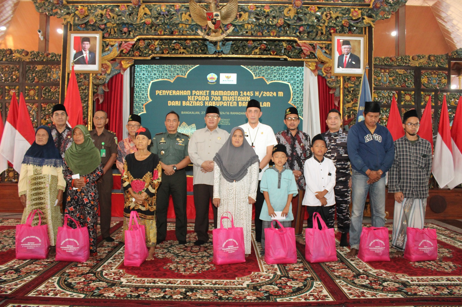 MERAKYAT: Pj Bupati Bangkalan Arief M. Edie (kemeja putih) foto bersama dalam penyerahan bantuan Ramadan kepada mustahik di Pendopo Agung Rabu (27/3). (VIVIN AGUSTIN HARTONO/JPRM)
