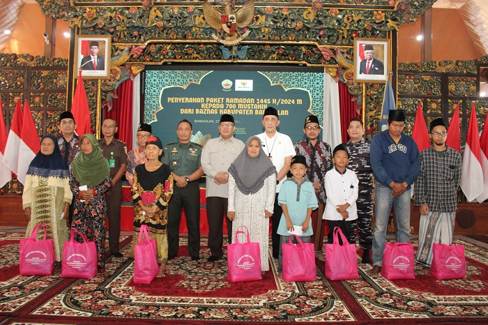 MERAKYAT: Pj Bupati Bangkalan Arief M. Edie (kemeja putih) menyampaikan sambutan dalam penyerahan bantuan Ramadan kepada mustahik di Pendopo Agung, Rabu (28/3).