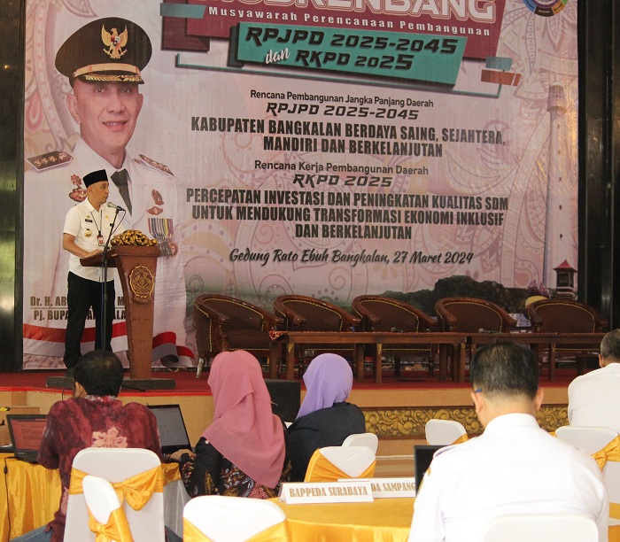 VISIONER: Pj Bupati Bangkalan Arif M. Edie menyampaikan sambutan dalam kegiatan musyawarah RPJPD 2025&ndash;2045 dan RKPD 2025 di Gedung Serbaguna Rato Ebu, Rabu (28/3). (VIVIN AGUSTIN HARTONO/JPRM)