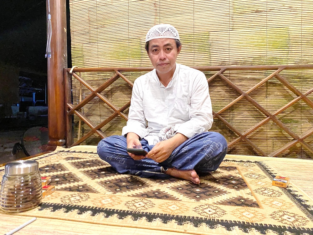 BERKARISMA: KH Muhammad Ali Syakir, pendiri Majelis Sholawat Al Mahabbah Shonar Pornama, Desa Campaka, Kecamatan Pasongsongan, ada di kediamannya, Selasa (19/3). (MOH. IQBAL/JPRM)