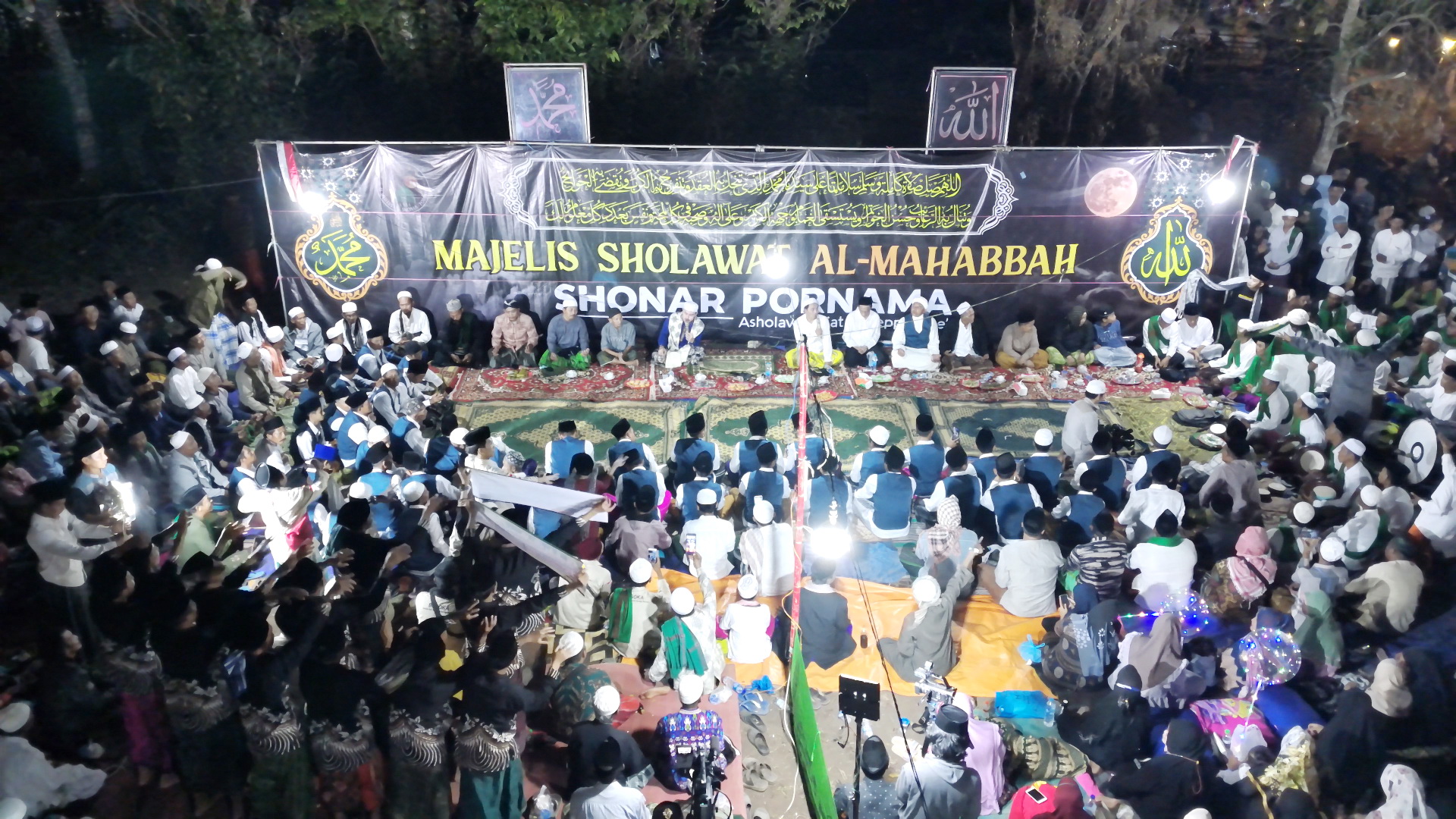 RELIGIUS: Majelis Sholawat Al Mahabbah Shonar Pornama saat tampil di Desa Trapang, Kecamatan Banyuates, Sampang. (MAJELIS SHONAR PORNAMA UNTUK JPRM)