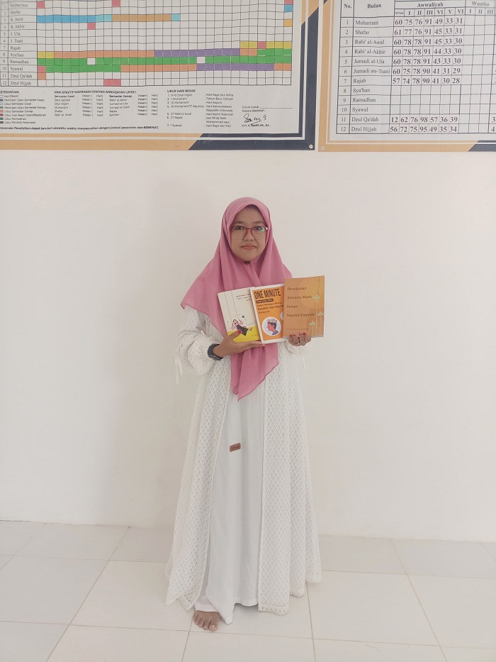 PRODUKTIF: Neng Vivi Nafidzatin Nadhor memperlihatkan buku karyanya di kediamannya, Pesantren Annuqayah Latee Satu, Kecamatan Guluk-Guluk, Sumenep, Sabtu (23/3).