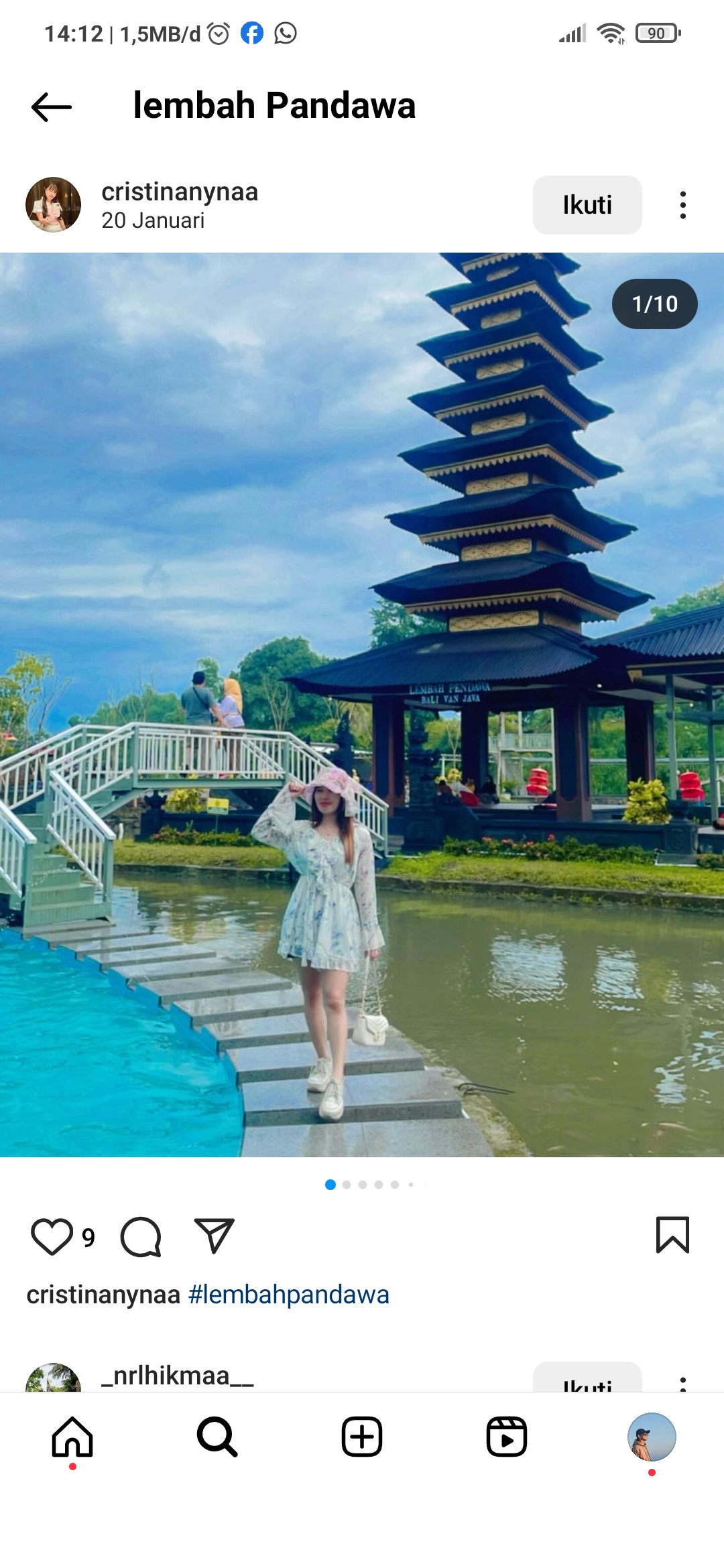Pengunjung berfoto di Lembah Pandawa