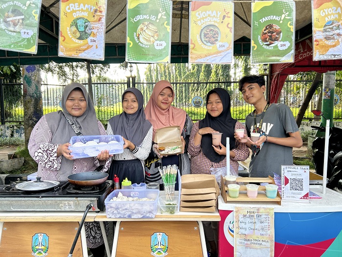 LARIS MANIS: Dari kiri, Fitria, Maulidia, Kustiningsih, Rina, dan Ari Mahdi menjual produk olahannya di bazar takjil, Jalan Letnan Abdullah, Bangkalan, Kamis (28/3). (VIVIN AGUSTIN HARTONO/JPRM)