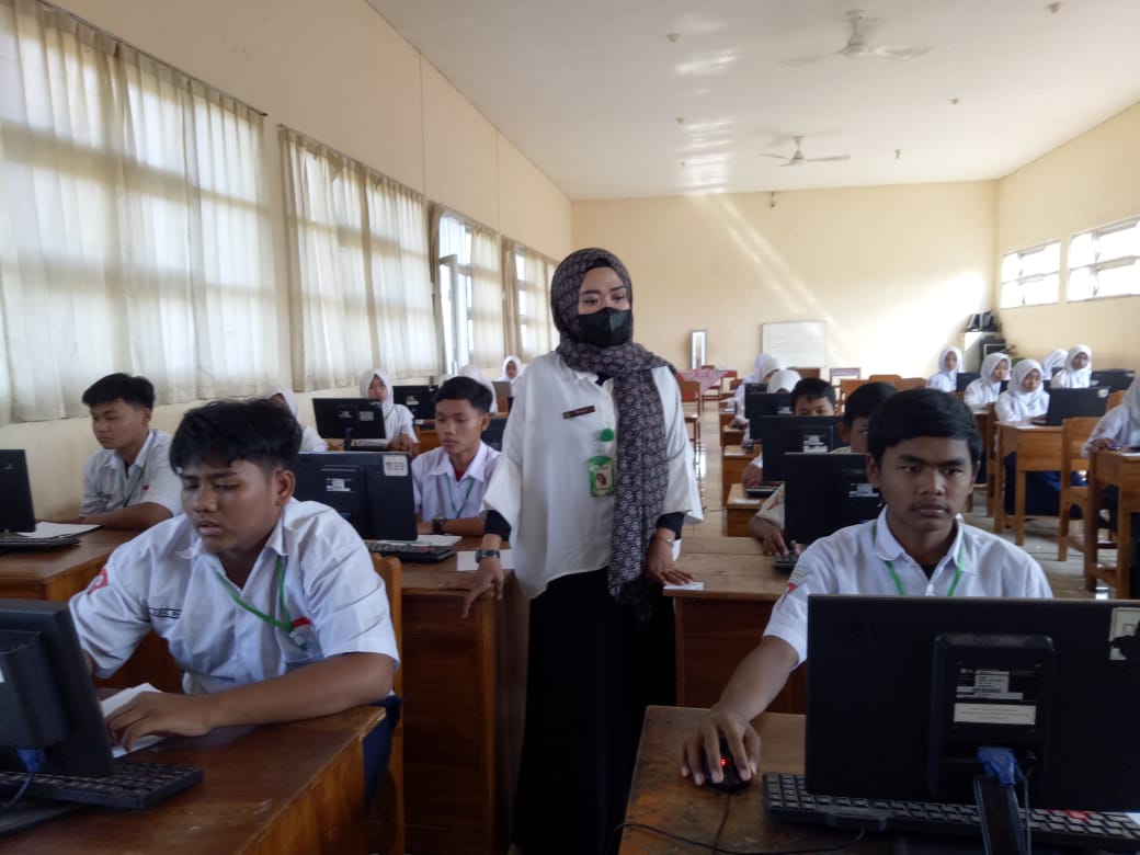 ASESMEN MADRASAH: Operator PDUM Team dan SIM-Sarpras Isnin Oktavianti monitoring ke madrasah yang melaksanakan AMBK beberapa waktu lalu. (KEMENAG UNTUK JPRM)