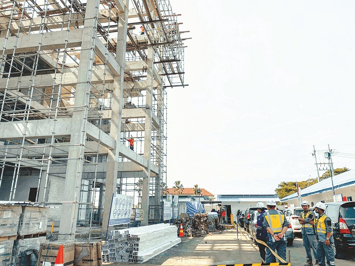 PEMBANGUNAN: Tampak proses pembangunan gedung DRPD Sumenep di Jalan Trunojoyo, Gedungan, Kecamatan Batuan, Sumenep, Kamis (28/3). (MOH. JUNAIDI/JPRM)