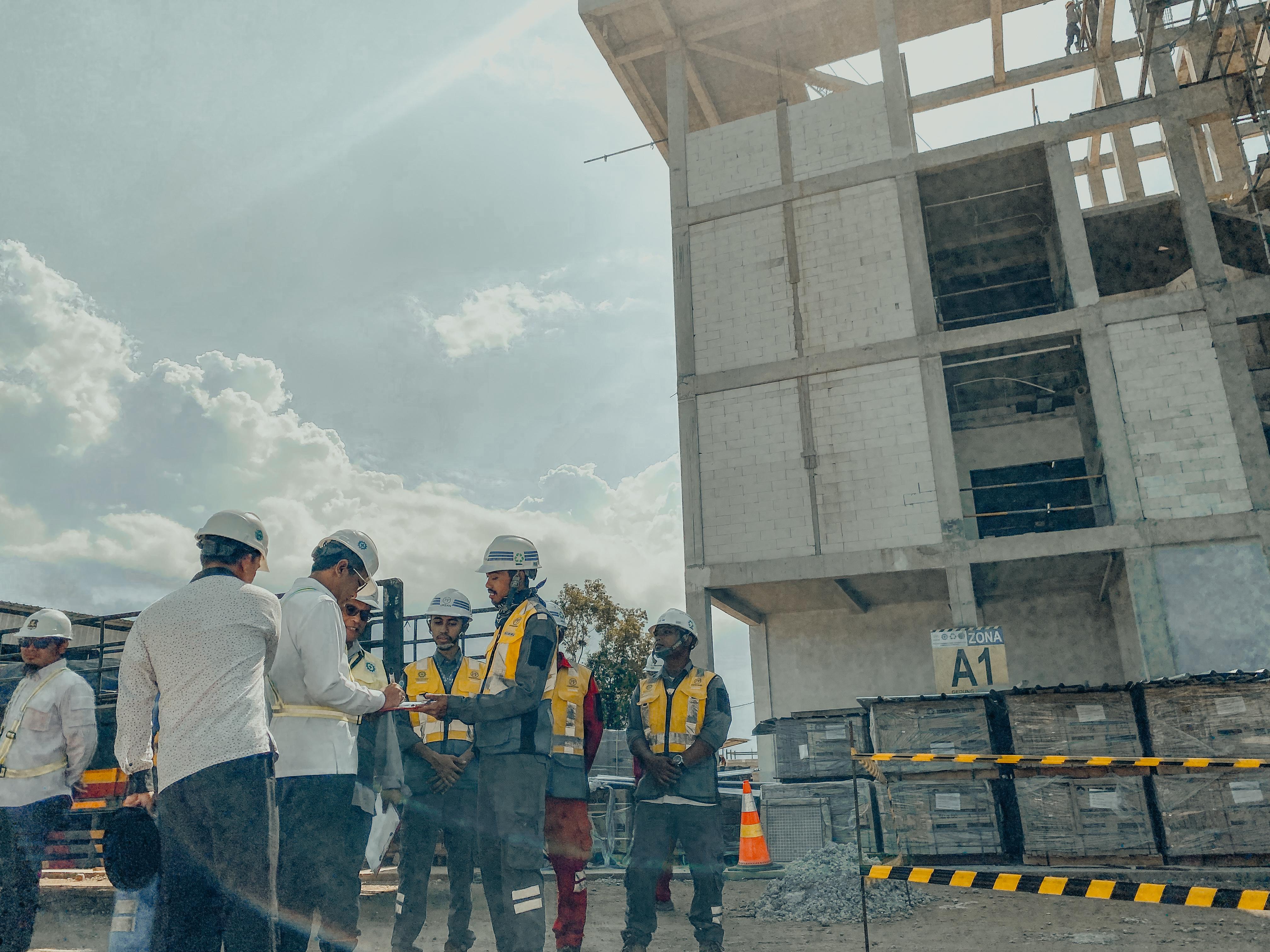SIDAK: Ketua DPRD Sumenep Abdul Hamid Ali Munir menandatangani dokumen melakukan sidak ke lokasi pembangunan gedung DPRD Sumenep di Desa Gedungan, Batuan, Rabu (27/3). (MOH. JUNAIDI/JPRM)