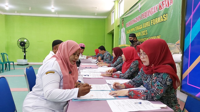 BERSEPAKAT: Peserta lulus rekrutmen PPPK guru formasi 2023 mengenakan seragam putih saat penandatanganan kontrak di kantor BKPSDM Sampang Kamis (28/3). (JUNAIDI PONDIYANTO/JPRM)