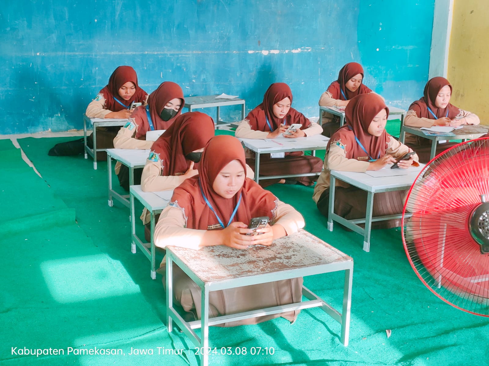FOKUS: Siswi MA Mambaul Ulum 2 Ponjanan Timur sedang mengikuti penilaian berbasis smartphone. (HAERUDDIN UNTUK JPRM)