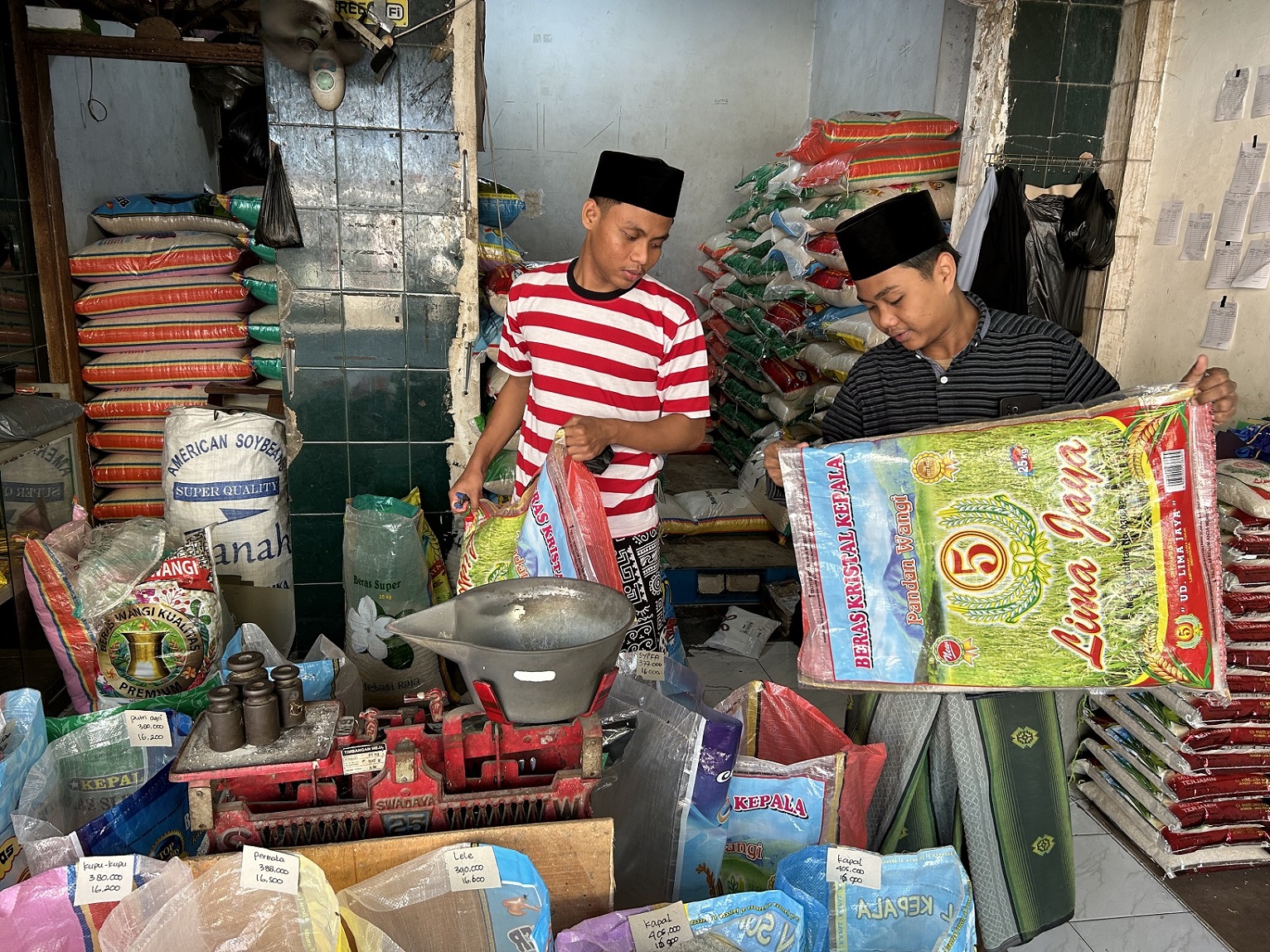 PASAR MURAH: Warga berbelanja di toko sembako di Jalan KH. Kholil Bangkalan Rabu (27/3). (VIVIN AGUSTIN HARTONO/JPRM)