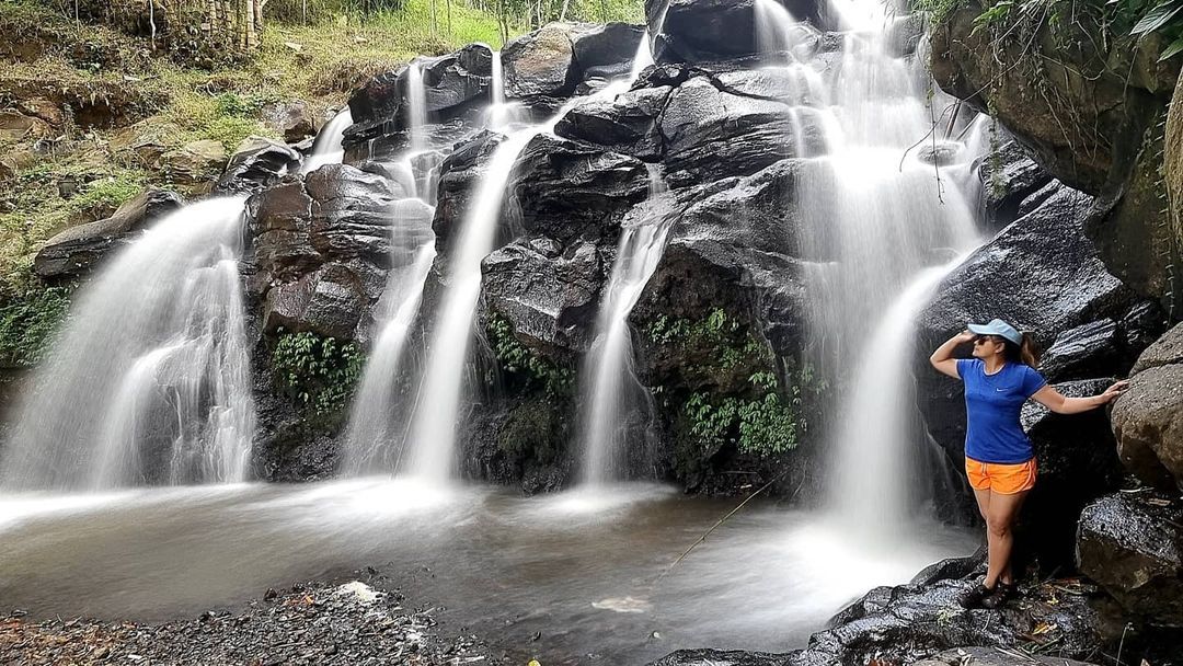 Pengunjung Tengah Merasakan Sejuknya Coban Danyang Pasuruan