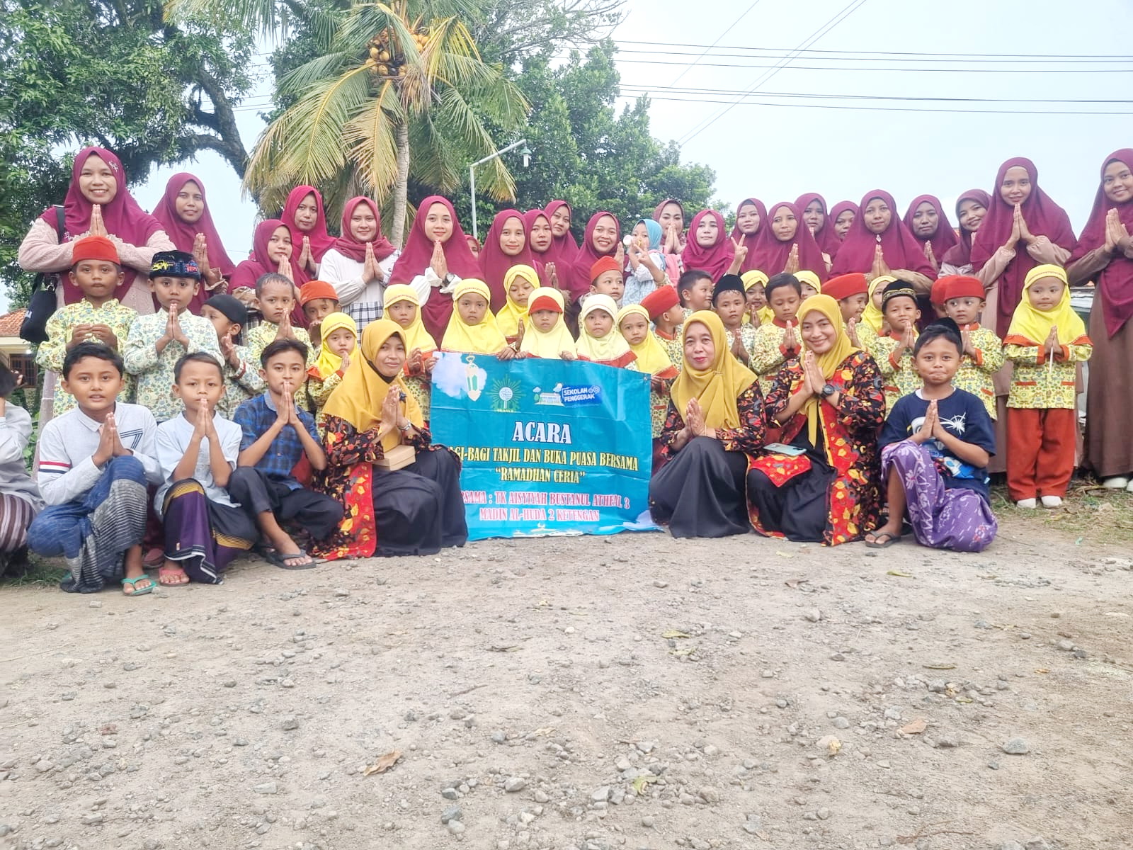 MENGINSPIRASI: Murid, wali murid, dan guru TK ABA 3 Bangkalan berfoto bersama seusai berbagi takjil Kamis (28/3). (TK ABA 3 UNTUK JPRM)