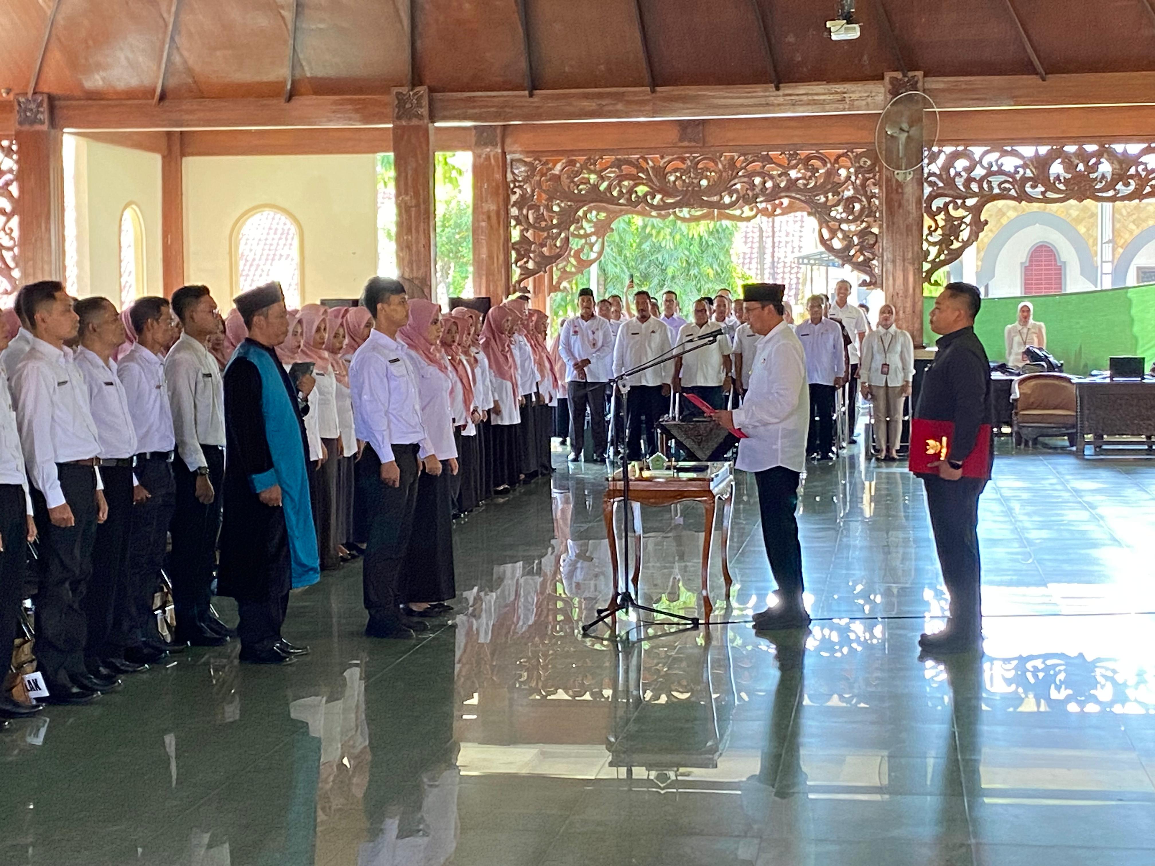 SIMBOLIS: Pj Bupati Pamekasan Masrukin mengukuhkan peserta PPPK Pamekasan di Mandhapa Agung Ronggosukowati, Rabu (27/3).