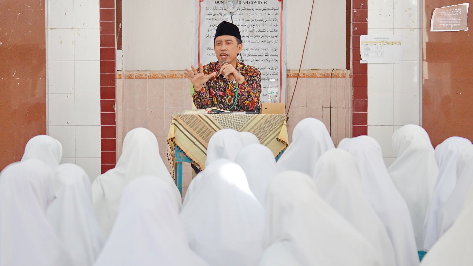 BERDAKWAH: Lora Ahmad Fauzi Sa&rsquo;dullah mengisi kuliah tamu di Ponpes Al-Amien Prenduan, Kamis (30/11/23). (AHMAD FAUZI UNTUK JPRM)