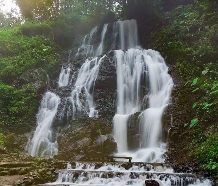 Keindahan Alam Air Terjun Watu Lumpang di Mojokerto