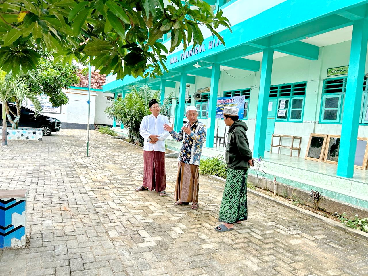 MAJU: Ketua Yayasan Tanwirul Hija menjelaskan perkembangan lembaga pendidikan yang dikelola kepada Pemred JPRM dan PJ Madrasatuna di depan gedung SMA Tanwirul Hija, Minggu (17/3). (FAHMI J/JPRM)